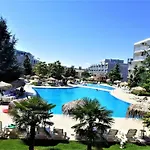 Apartment With Pool In Atlantis